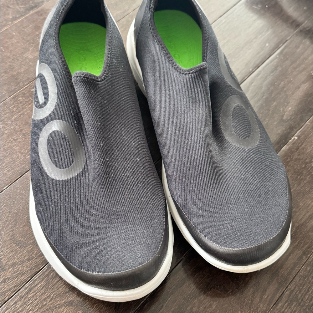 OOFOS Black and Green Slip-On Sneakers with Elastic Panels